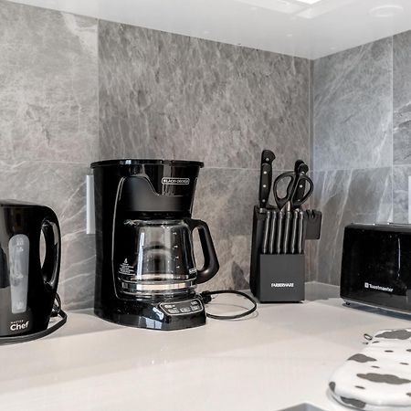 Modern Comfort At Ubc: 1Br Condo Near Campus バンクーバー エクステリア 写真
