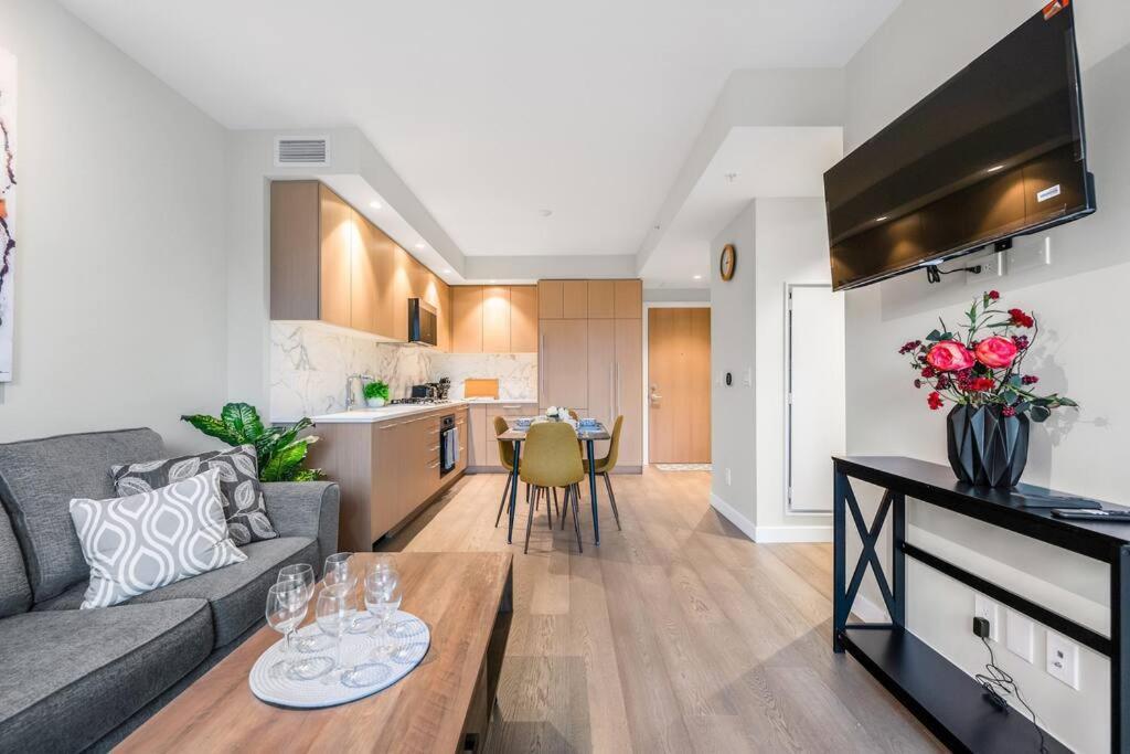 Modern Comfort At Ubc: 1Br Condo Near Campus バンクーバー エクステリア 写真