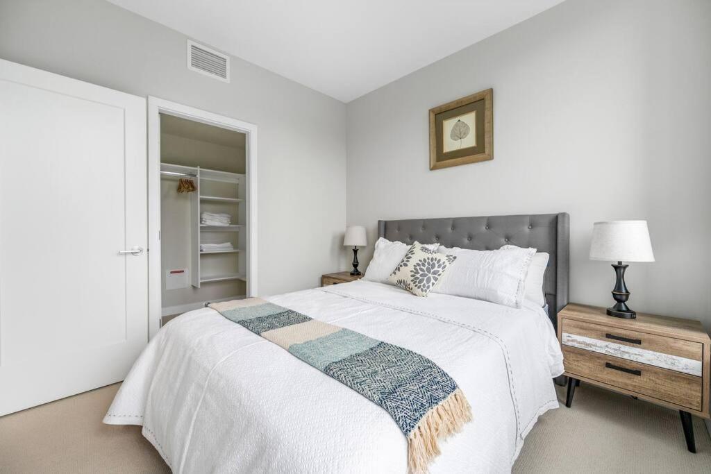 Modern Comfort At Ubc: 1Br Condo Near Campus バンクーバー エクステリア 写真