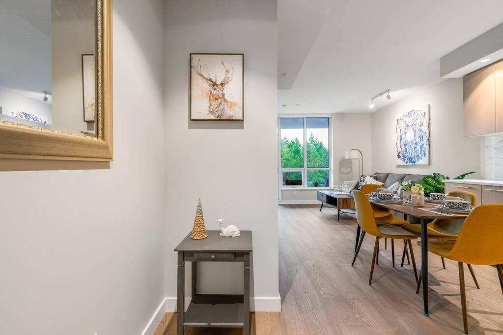 Modern Comfort At Ubc: 1Br Condo Near Campus バンクーバー エクステリア 写真
