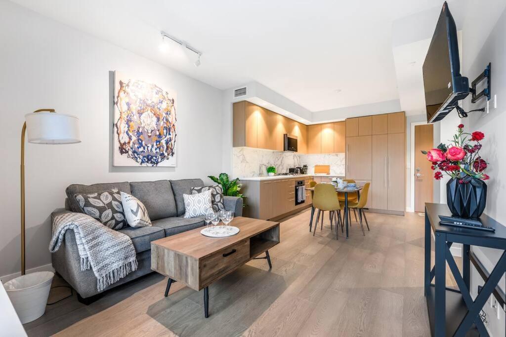 Modern Comfort At Ubc: 1Br Condo Near Campus バンクーバー エクステリア 写真