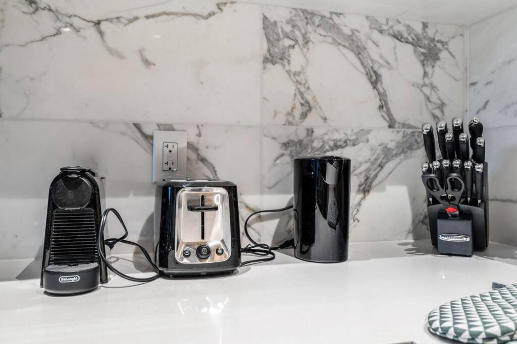 Modern Comfort At Ubc: 1Br Condo Near Campus バンクーバー エクステリア 写真