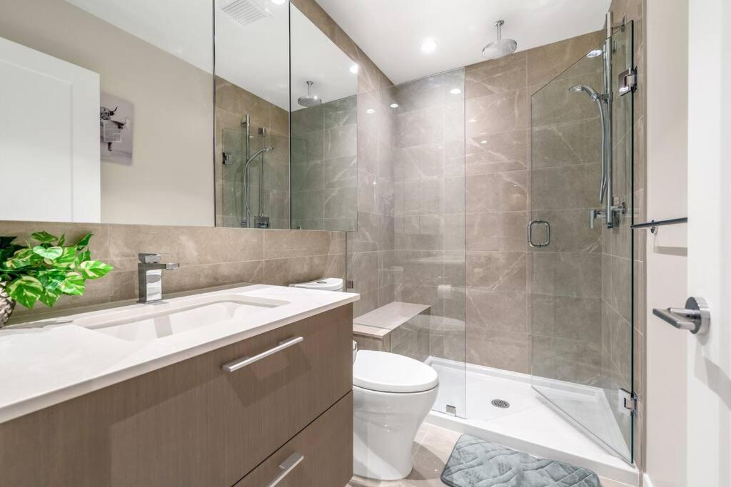 Modern Comfort At Ubc: 1Br Condo Near Campus バンクーバー エクステリア 写真