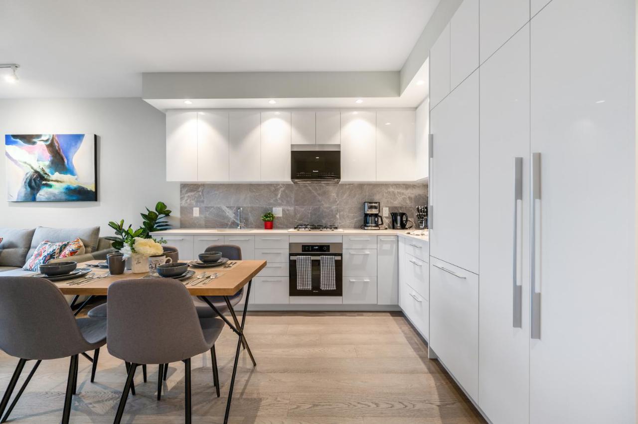 Modern Comfort At Ubc: 1Br Condo Near Campus バンクーバー エクステリア 写真