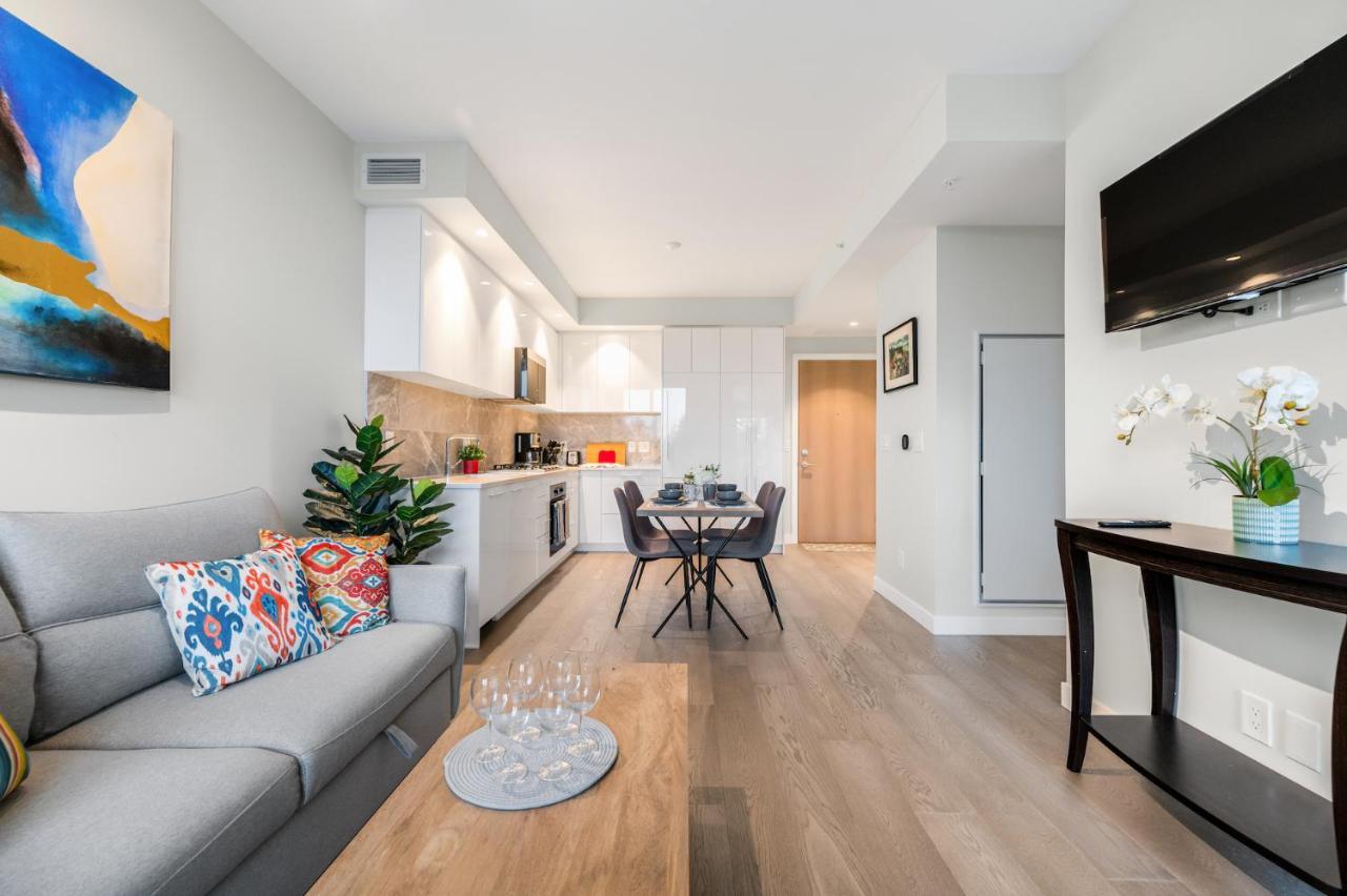 Modern Comfort At Ubc: 1Br Condo Near Campus バンクーバー エクステリア 写真