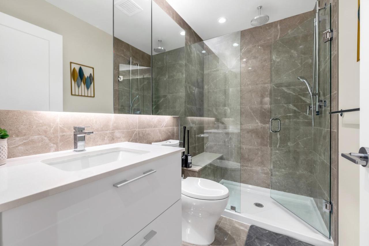 Modern Comfort At Ubc: 1Br Condo Near Campus バンクーバー エクステリア 写真