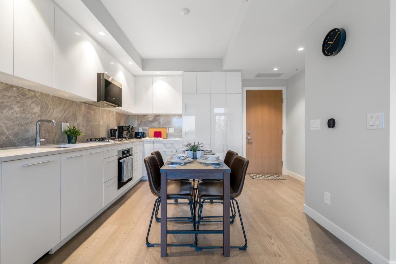 Modern Comfort At Ubc: 1Br Condo Near Campus バンクーバー エクステリア 写真