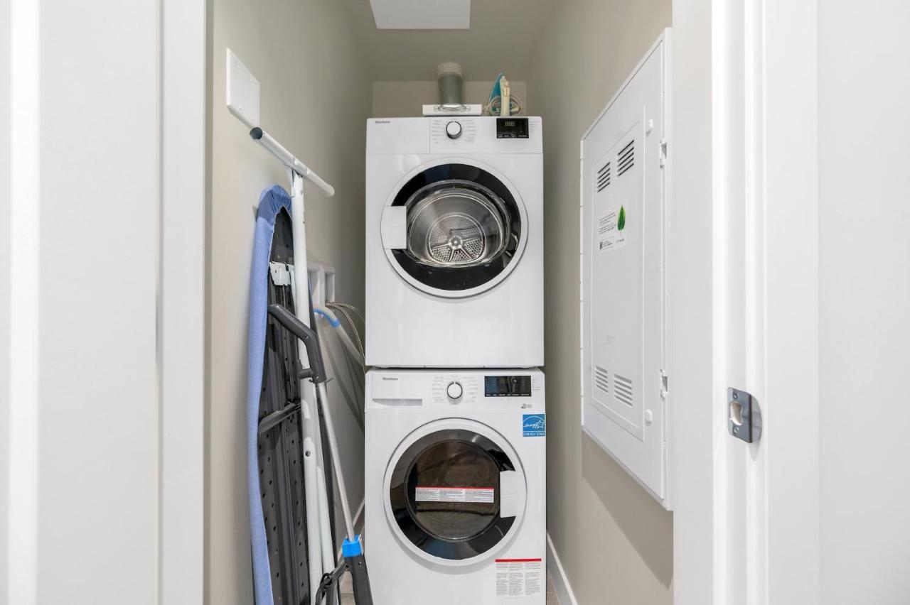 Modern Comfort At Ubc: 1Br Condo Near Campus バンクーバー エクステリア 写真